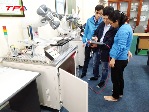Robot Yumi đầu tiên tại Việt Nam do công ty TPA cung cấp