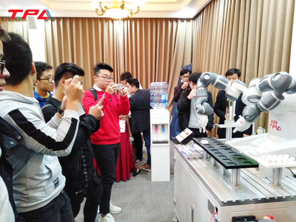 Robot Yumi đầu tiên tại Việt Nam do công ty TPA cung cấp