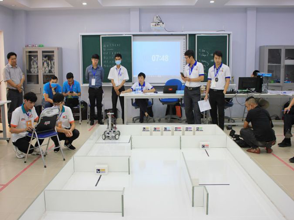 Phần thi lập trình và vận hành robot của các đội thi