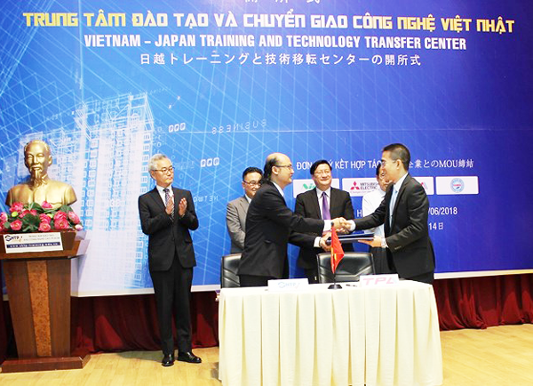 Anh Nguyễn Quốc Đạt - Giám đốc công ty Cổ phần Tự động hóa Tân Phát ký kết thỏa thuận hợp tác về việc thành lập trung tâm đào tạo VIệt - Nhật