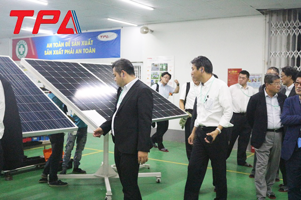 Đoàn tham quan khu sản xuất pin năng lượng mặt trời