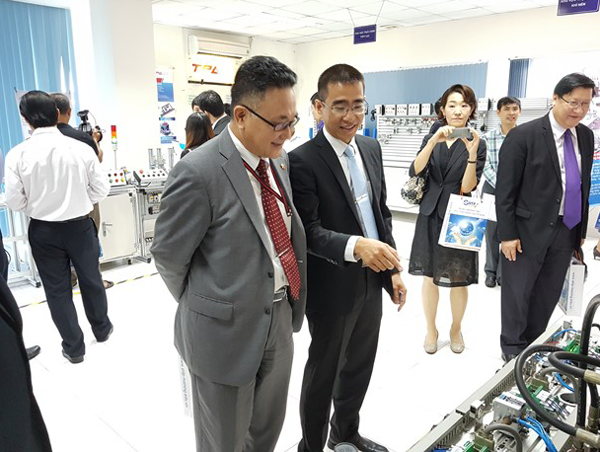 Anh Nguyễn Quốc Đạt - Giám đốc công ty Cổ phần Tự động hóa Tân Phát  đang giới thiệu các sản phẩm cho các đối tác