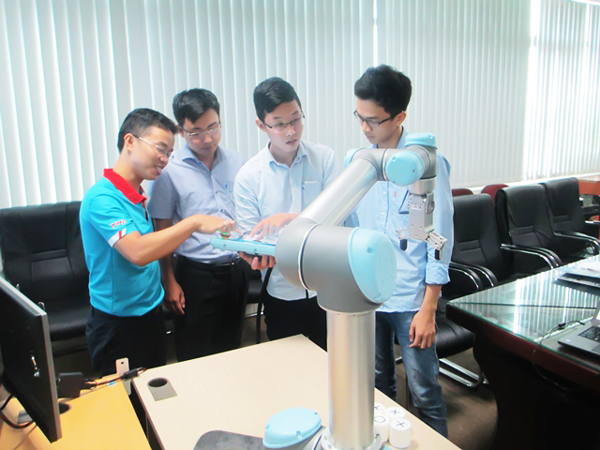​Các kỹ sư của TPA hướng dẫn khách hàng thao tác trực tiếp với Robot