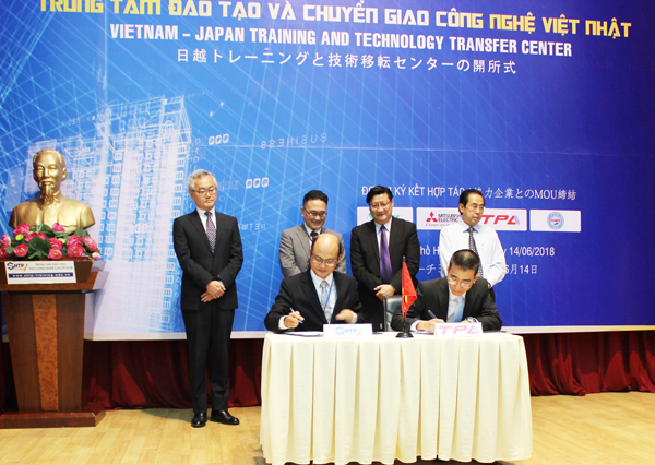 Anh Nguyễn Quốc Đạt - Giám đốc công ty Cổ phần Tự động hóa Tân Phát ký kết thỏa thuận hợp tác về việc thành lập trung tâm đào tạo VIệt - Nhật